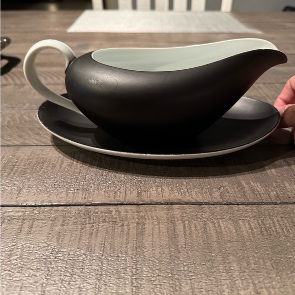 Two-Tone Ceramic Gravy Boat with Underplate - Black and White - Picture 4 of 8